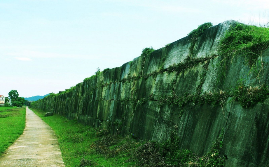 Tường thành Nhà Hồ và bốn cổng chính được xây dựng bằng những phiến đá xanh, đục đẽo tinh xảo, vuông vức, xếp chồng khít lên nhau.