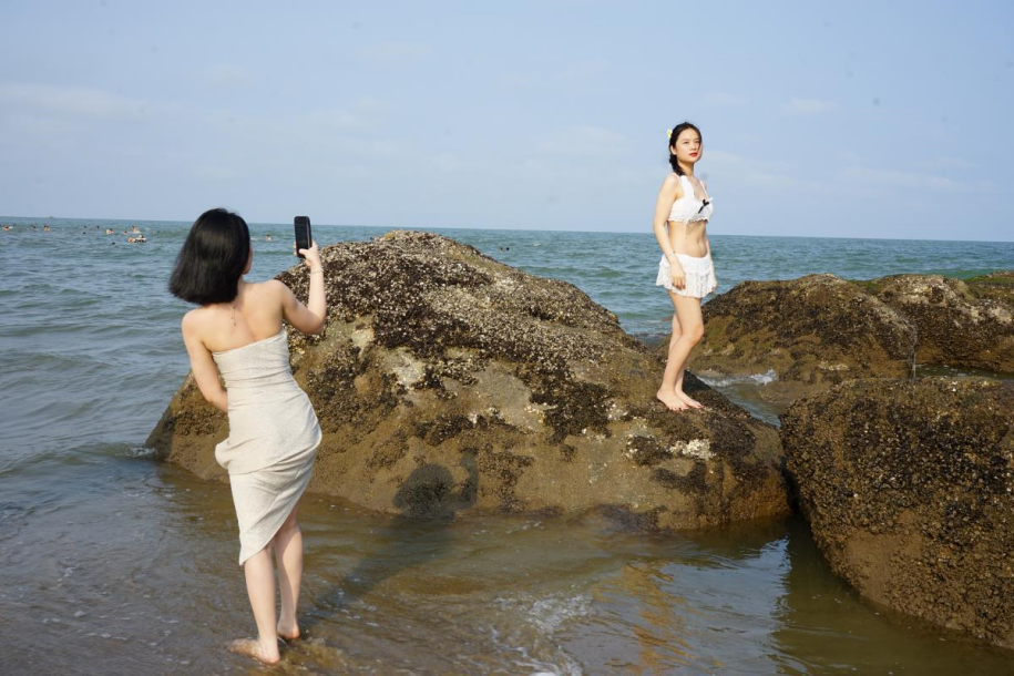 Các bạn trẻ thích thú check-in với biển Thanh Hóa. Ảnh: Quách Du