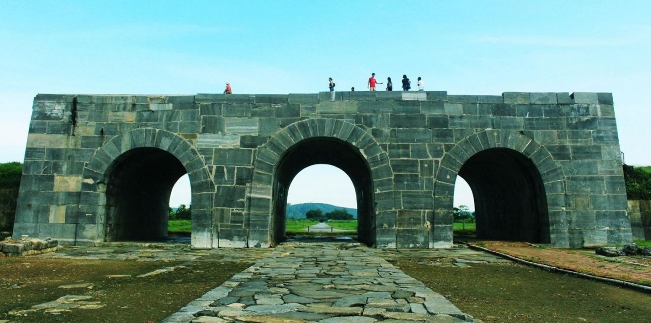 Thành nhà Hồ, kinh đô duy nhất xây dựng chủ yếu bằng đá, rất hiếm trên thế giới.