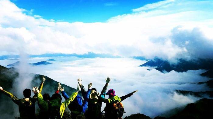 ngắm bình minh trên đỉnh núi vì đây là khoảnh khắc đẹp nhất không thể bỏ lỡ