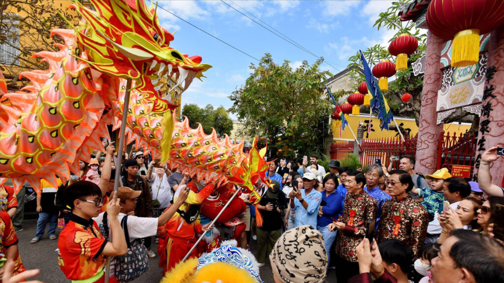 Người dân và du khách hào hứng xuống đường tham gia các hoạt động lễ hội trong Tết Nguyên Tiêu.