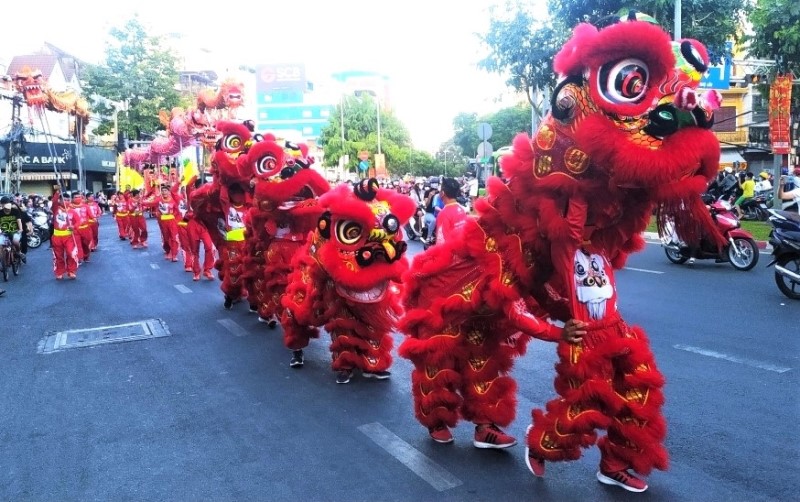Biểu diễn múa lân, rồng trên đường phố trong Lễ hội Nguyên tiêu (Ảnh: CTV)