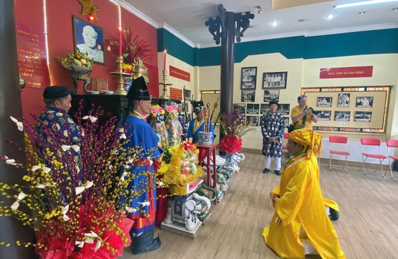 Nghi thức dâng lễ tưởng niệm Chủ tịch Tôn Đức Thắng tại Lễ Kỳ yên đình Bình Đông