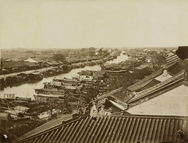 Kinh Tàu Hủ – Rạch Bến Nghé hình chụp từ khoảng xóm nhà gần kinh Vạn Kiếp nhìn theo hướng đi về miền Tây.