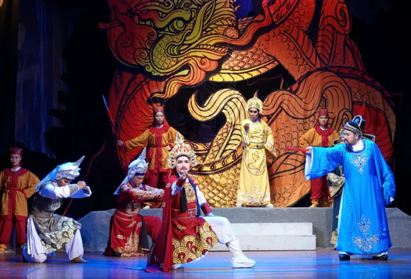 Từ Hát bội, đờn ca tài tử, lối hát ca-ra-bộ kết hợp với kịch và âm nhạc phương Tây đã cho ra đời Sân khấu cải lương. Ảnh nghệ thuật cải lương của Sân khấu Sen Việt.