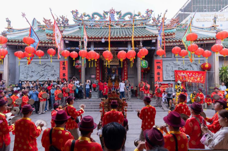 Kiến trúc chùa Ông quận 5 có hình chữ khẩu và mang đậm phong cách Trung Hoa gây ấn tượng độc đáo