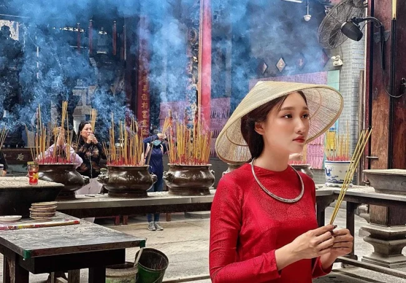 Chùa thờ bà Thiên Hậu nổi tiếng linh thiêng, được nhiều bạn trẻ ghé thăm cúng bái.