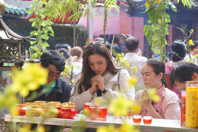 Chùa là nơi cầu bình an, sức khỏe và còn nổi tiếng khắp Sài Gòn với nghi thức cầu duyên và cầu con cái vô cùng linh nghiệm.