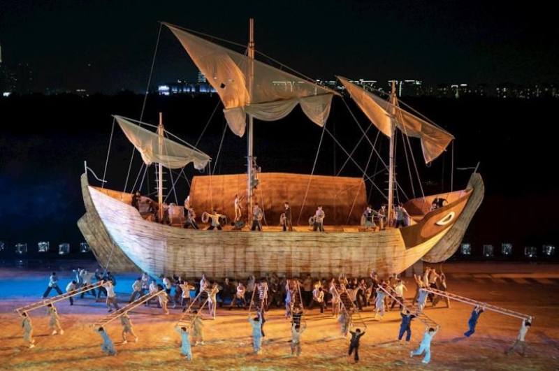 Tiết mục biểu diễn tái hiện cảnh đóng tàu. @ Minh HiệpTiết mục biểu diễn tái hiện cảnh đóng tàu. @ Minh Hiệp