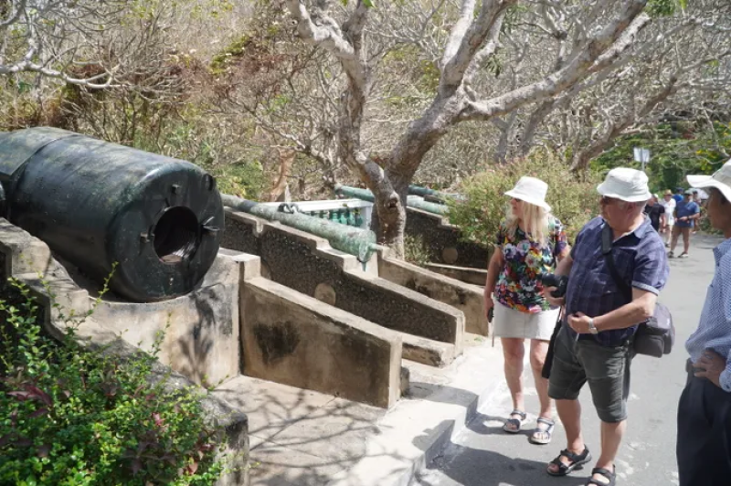 Du khách nước ngoài lên Bạch Dinh, Vũng Tàu ngắm pháo cổ.
