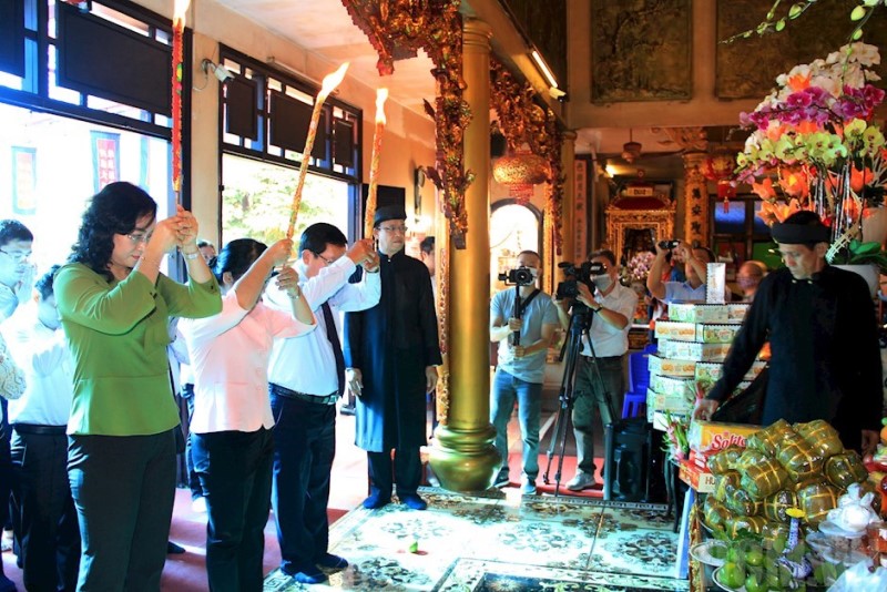 Nghi thức dâng hương tại tượng thờ Đức Thánh Trần Hưng Đạo. Ảnh Ngọc Tiến