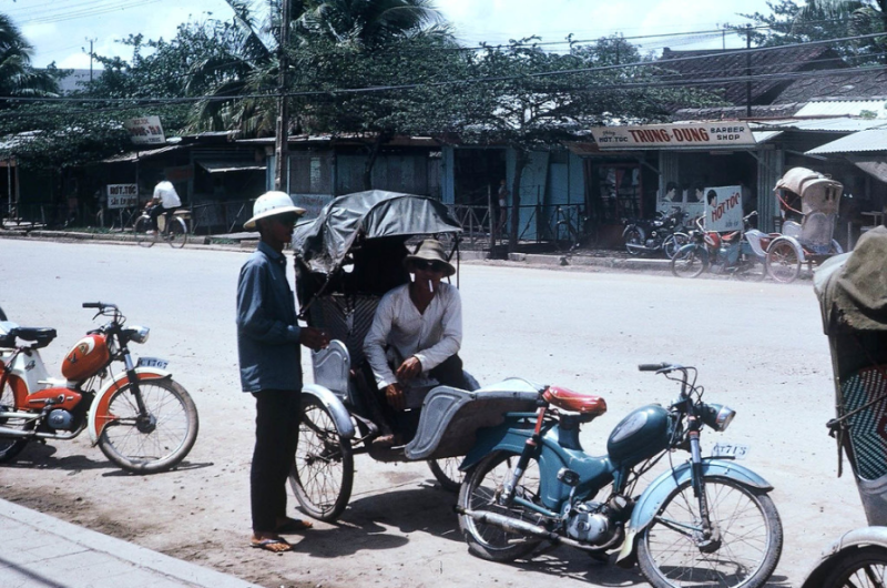 Xe lôi máy trên đường phố Cần Thơ - Photo by Allan Sather 