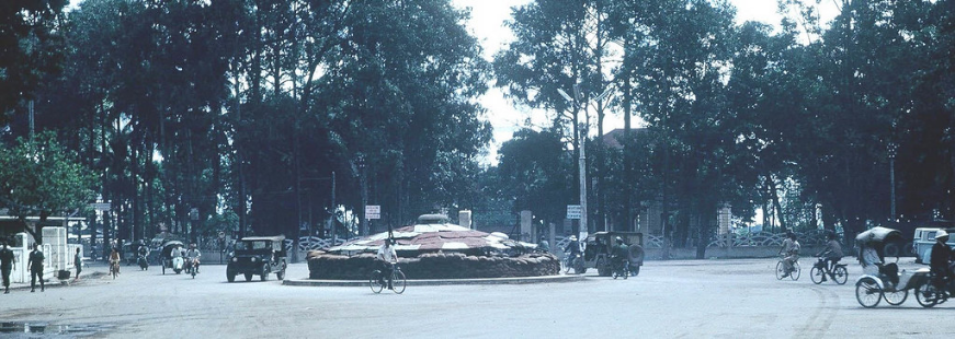 Đại lộ Hòa Bình 3.1968, trước Toà tỉnh trưởng Cần Thơ sau tổng tấn công Tết Mậu Thân.
