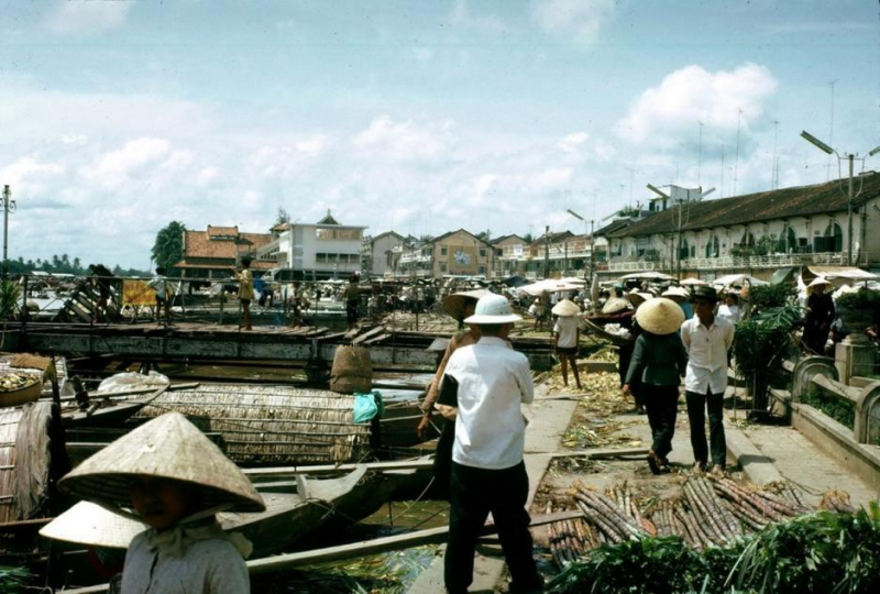 Trên bến Ninh Kiều xưa – Chụp bởi William Ruzin