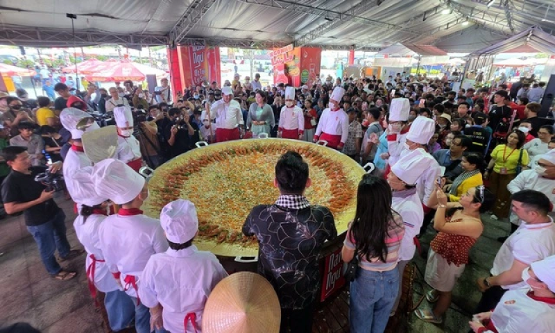 Chiếc bánh xèo khổng lồ, trong nhân có 100 con tôm hùm 