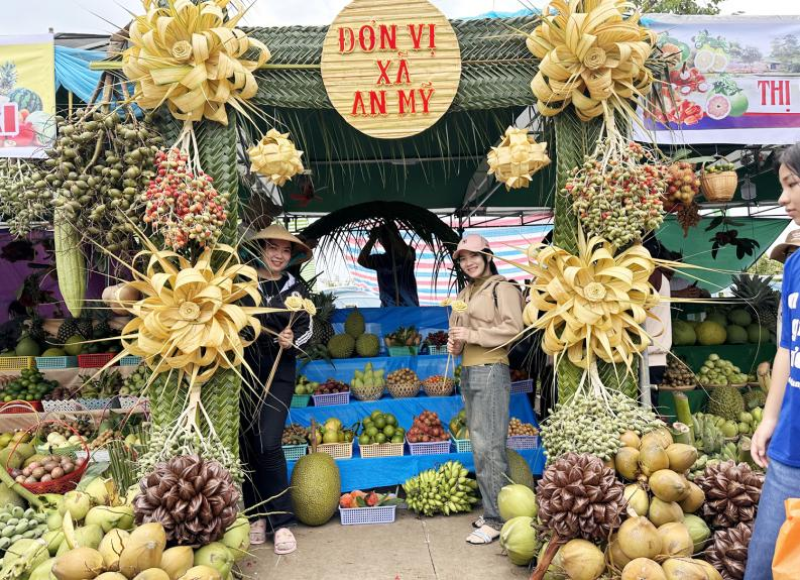 Hội thi trái cây ngon tại Lễ hội sông nước miệt vườn diễn ra ở cồn Mỹ Phước.