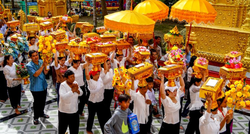 Đồng bào Khmer Sóc Trăng tổ chức lễ dâng y Kathina