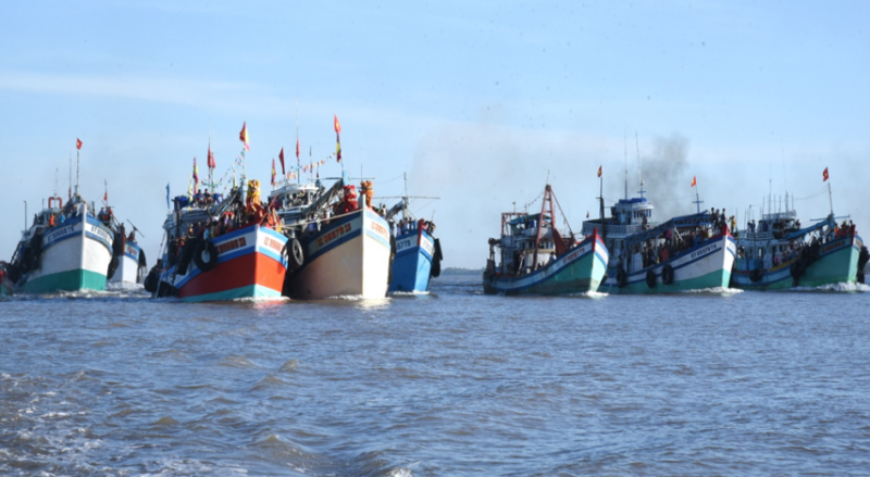 Đoàn ghe, tàu diễn hành ra cửa biển rước Ông.