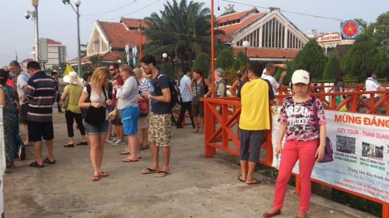 Du khách trên bến Ninh Kiều