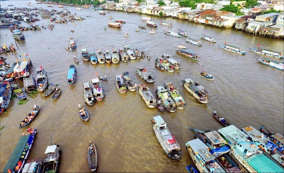 Du lịch bằng thuyền trên sông Cần Thơ.  